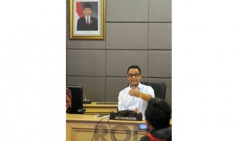  Mendikbud Anies Baswedan memberikan keterangan pers terkait penghentian pelaksanaan kurikulum 2013 di Gedung Kementerian Pendidikan dan Kebudayaan, Jakarta, Jumat (5/12).(Republika/Agung Supriyanto)