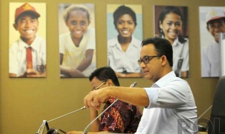  Mendikbud Anies Baswedan memberikan keterangan pers terkait penghentian pelaksanaan kurikulum 2013 di Gedung Kementerian Pendidikan dan Kebudayaan, Jakarta, Jumat (5/12).(Republika/Agung Supriyanto)