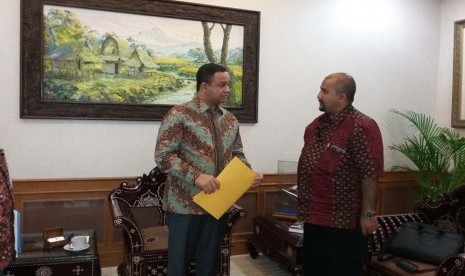 Mendikbud Anies Rasyid Baswedan (kiri) berbincang dengan Ketua Panitia Islamic Book Fair (IBF) 2016 M Anis Baswedan di Kantor Kemendikbud Jakarta, Kamis (21/1).