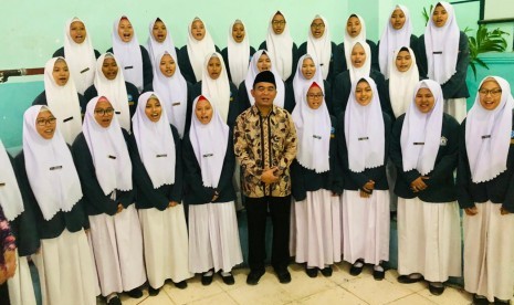 Mendikbud bersama paduan suara ponpes Karangasem Muhammadiyah Pacitan.