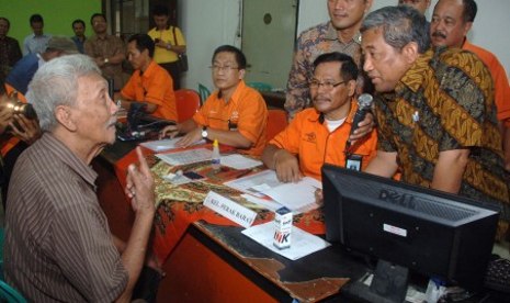 Mendikbud M. Nuh (kanan) berbincang dengan warga diela-sela peninjauan pemberian dana Bantuan Langsung Sementara Masyarakat (BLSM) di Kantor Pos Besar, Kebonrojo, Surabaya, Jatim, Sabtu (22/6/2013)