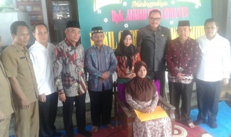 Mendikbud Muhadjir Effendy bersama istri almarhum Budi Cahyanto.