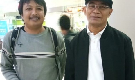 Mendikbud Muhadjir Effendy bersama Wartawan Republika Erik Purnama Putra, di Bandara Juanda, Selasa (12/6).