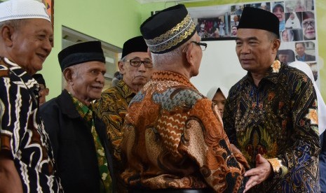 Mendikbud Muhadjir Effendy (kanan) berbincang dengan gurunya saat reuni bersama teman-teman satu alumni dan para guru Pendidikan Guru Agama Negeri (PGAN) 6 Tahun di gedung Madrasah Tsanawiyah Negeri (MTsN) Kota Madiun, Jawa Timur, Jumat (17/2). 