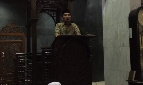 Mendikbud Muhadjir Effendy memberikan kultum di masjid Baitut Tholibin, Kementerian Pendidikan dan Kebudayaan, Jakarta pada Kamis (22/6)