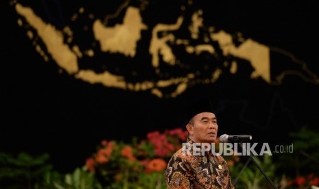 Mendikbud Muhadjir Effendy memberikan sambutan membuka MTQ Anak Yatim di Istana Negara, Jakarta, Senin (12/6).