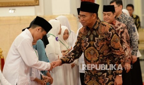 Mendikbud Muhadjir Effendy menyalami peserta usai membuka MTQ Anak Yatim di Istana Negara, Jakarta, Senin (12/6).