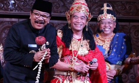 Mendikbud Muhadjir Effendy (tengah) memainkan tokoh Bethara Brahma didampingi Bupati Malang Rendra Kresna (kanan) sebagai Tumenggung Kanjuruhan dan Gubernur Jatim Soekarwo (kiri) sebagai Pendeta Lohgawe pada pementasan ketoprak dengan lakon Babad Singosari