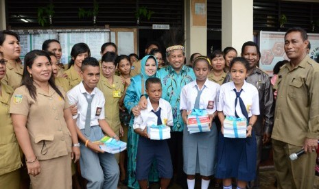   Mendikbud Muhammad Nuh menyerahkan Buku Kurikulum 2013 kepada Peserta Didik SMP dan SMA. 