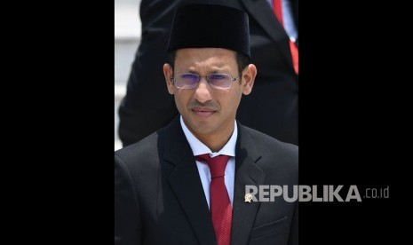 Mendikbud Nadiem Makarim bersiap mengikuti foto bersama seusai pelantikan menteri Kabinet Indonesia Maju di Beranda Istana Merdeka, Jakarta, Rabu (23/10/2019).