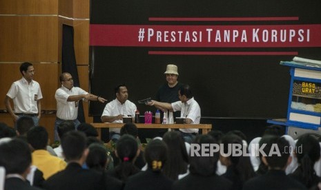 Mendikbud Nadiem Makarim (kiri), Menparekraf Wishnutama (kanan), Menteri BUMN Erick Thohir (kedua kanan), Komedian Sogi Indra Dhuaja (kedua kiri), dan Bedu (tengah) tampil dalam drama bertajuk Prestasi Tanpa Korupsi di SMKN 57 Jakarta, Jakarta Selatan, Senin (9/12/2019).