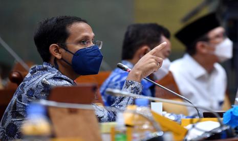 Mendikbud Nadiem Makarim mengikuti rapat kerja dengan Komisi X DPR di Kompleks Parlemen, Senayan, Jakarta, Rabu (10/3/2021). Rapat kerja tersebut membahas laporan Panitia Kerja Peta Jalan Pendidikan.