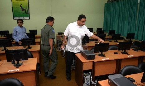 Mendikbud Tinjau Persiapan Ujian Nasional: Mendikbud Anies Baswedan meninjau persiapan Ujian Nasional di SMKN 28, Jakarta Selatan, Senin (13/4) (Republika/ Yasin Habibi)