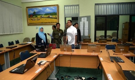 Mendikbud Tinjau Persiapan Ujian Nasional: Mendikbud Anies Baswedan meninjau persiapan Ujian Nasional di SMKN 28, Jakarta Selatan, Senin (13/4) (Republika/ Yasin Habibi)