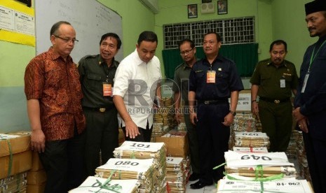 Mendikbud Tinjau Persiapan Ujian Nasional: Mendikbud Anies Baswedan meninjau persiapan Ujian Nasional di SMKN 28, Jakarta Selatan, Senin (13/4) (Republika/ Yasin Habibi)