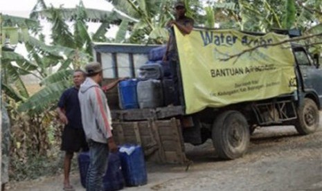 Mendistribusikan Air Bersih