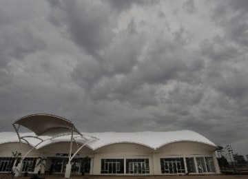 Mendung menggelayut di atas Gedung Serbaguna di Kompleks Olah Raga Jakabaring, Palembang.