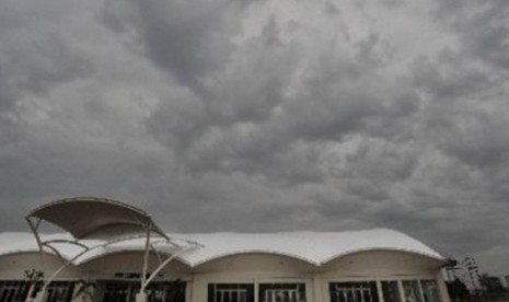 Mendung menggelayut di atas Gedung Serbaguna di Kompleks Olah Raga Jakabaring, Palembang.