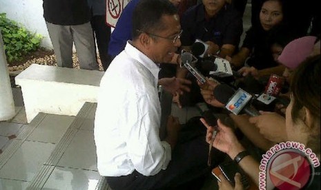 Meneg BUMN Dahlan Iskan duduk di lantai atau lesehan saat di wawancara wartawan di Istana Kepresidenan, Jakarta