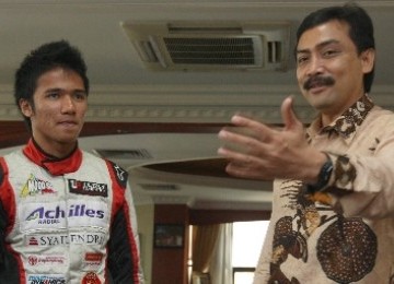 Menegpora Andi Mallarangeng (kanan) menerima Emmanuel Adwitya Amandio atau yang akrab dipanggil Dio, drifter muda Indonesia saat berkunjung ke kantor Kemenegpora, Jakarta, Jumat (12/8). Pertemuan tersebut guna menyampaikan rencana Dio yang akan berlaga pad