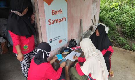 Menempati bangunan yang lebih representatif setelah dilakukan renovasi, Bank Sampah Becik Resik binaan Rumah Zakat kembali memulai kegiatan. Kegiatan perdana pada 2022 ini dimulai dengan rapat dan pendataan.