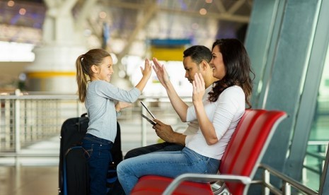 Mengajak anak bermain dapat hilangkan stress penundaan penerbangan