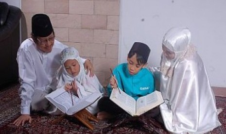 Terdapat 3 golongan manusia terbaik yang disebutkan Rasulullah SAW Mengajarkan alquran, ilustrasi