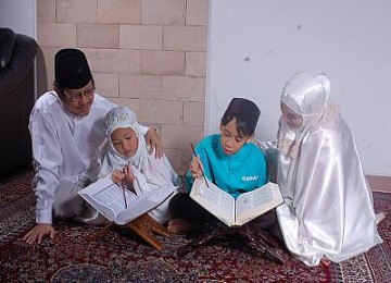 Mengajarkan alquran, ilustrasi