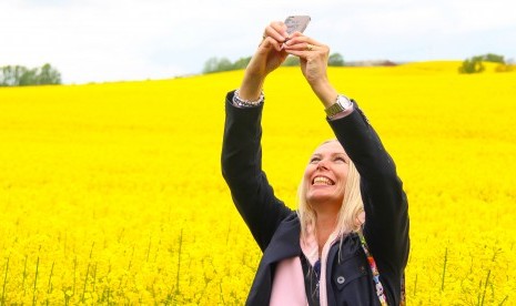 Mengambil gambar sendiri alias selfie di taman (ilustrasi)