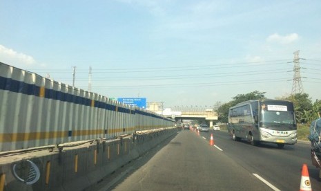 Mengatasi kemacetan yang terjadi, di ruas jalan tol jakarta-cikampek kawasan delta mas diberlakukan contra flow 