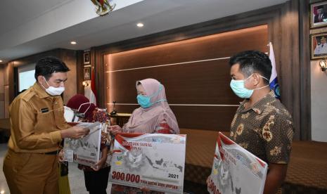 Mengawali tahun 2021, Pemerintah Provinsi Kepulauan Bangka Belitung (Pemprov. Babel) serahkan bantuan sosial (bansos) kepada Keluarga Penerima Manfaat (KPM) di Ruang Rapat Pasir Padi hari ini, Senin (4/1). Dengan didampingi Kepala Dinas Sosial dan Kepala Cabang Bank BRI, Sekretaris Daerah Pemerintah Provinsi Kepulauan Bangka Belitung, Naziarto menyerahkan bansos secara simbolis kepada 26 Keluarga Penerima Manfaat (KPM).