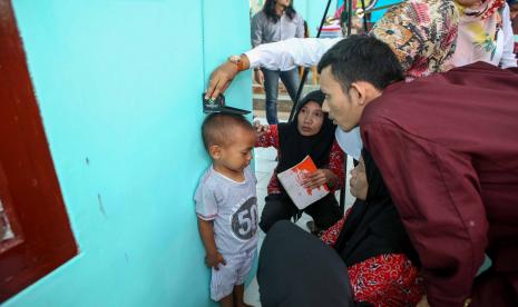 Mengawasi pertumbuhan anak di posyandu merupakan cara pencegahan stunting.