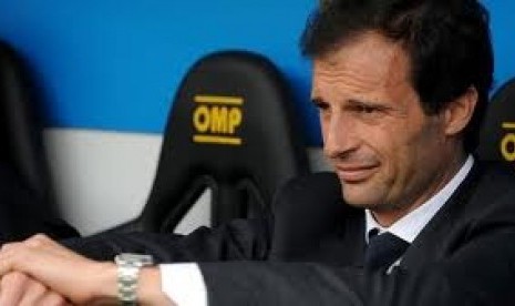 Mengeluh. Pelatih AC Milan, Massimiliano Allegri mengeluhkan kritikan media massa yang kerap dialamatkan kepada timnya.