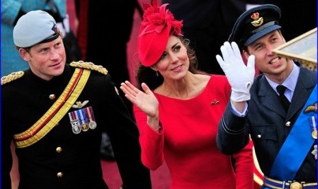 Mengenakan baju yang sama dua kali bukan hal tabu bagi Kate Middleton.