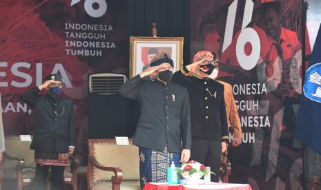 Mengenakan pakaian adat Bali, Menteri Pendidikan, Kebudayaan, Riset, dan Teknologi (Mendikbudristek), Nadiem Anwar Makarim mengikuti Upacara Peringatan Detik-Detik Proklamasi Kemerdekaan ke-76 Republik Indonesia dari halaman kantor Kementerian Pendidikan, Kebudayaan, Riset, dan Teknologi (Kemendikbudristek), Selasa (17/8).