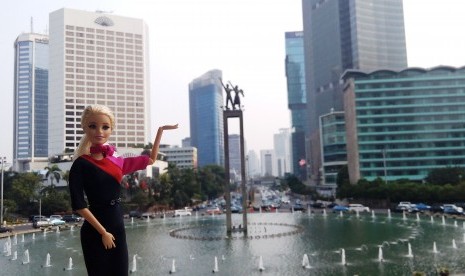 Mengenakan seragam awak kabin terbaru Qantas, Barbie akan mengunjungi beberapa tempat ikonik antara lain Bundaran Hotel Indonesia, Pelabuhan Sunda Kelapa serta Museum Fatahillah.