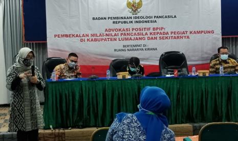 Mengenal Advokasi Negatif dan Advokasi Positif dari BPIP. Foto: Plt Deputi Hukum Advokasi dan Pengawasan Regulasi BPIP Dr Ani Purwanti (kiri) sedang menjadi narasumber pada acara kegiatan Advokasi Positif BPIP bertajuk Pembekalan Nilai-Nilai Pancasila Kepada Pegiat Kampung di Kabupaten Lumajang , Jawa Timur, Ahad (27/9).