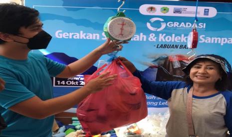 Menggandeng United Nations Development Programme (UNDP) dan Tim Koordinasi Nasional Penanganan Sampah Laut (TKN PSL), Danone-Aqua menandatangani nota kesepahaman (MoU) dalam mendukung program Gerakan Sedekah dan Kolekte Sampah Indonesia (Gradasi) bertepatan dengan peluncuran program tersebut di Labuan Bajo, Kabupaten Manggarai Barat, Nusa Tenggara Timur.