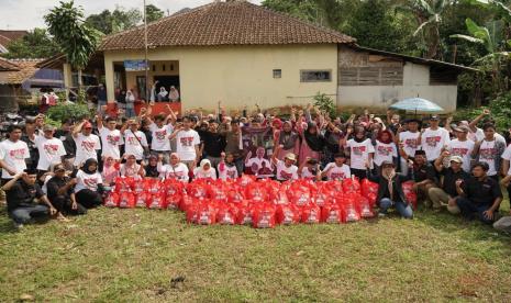 menggelar kegiatan gotong royong membersihkan lingkungan serta mengecat kanstin paving jalan dan sosialisasi menjaga keamanan lingkungan dan pengecetan pos kamling yang berlangsung pada Jumat (6/1/2023).