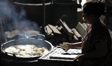 Menggoreng lauk-pauk (ilustrasi).