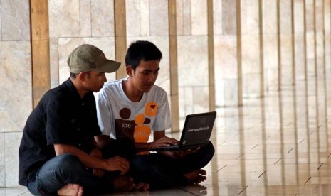 Pengadaan laptop merah putih oleh pemerintah menuai polemik di masyarakat. Alasannya karena spesifikasi yang rendah untuk harga yang tergolong mahal mencapai Rp 10 juta per unit.