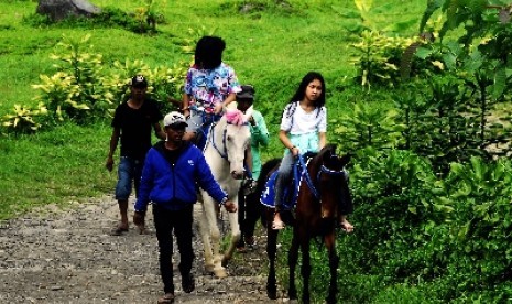 Menghabiskan liburan di Puncak, Bogor, dengan menunggang kuda di kawasa kebun teh Agromas.