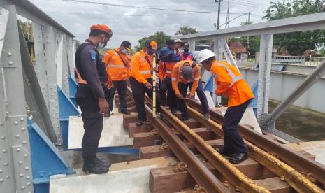 Menghadapi musim hujan, PT KAI Daop 3 Cirebon melakukan langkah antisipasi kerawanan bencana di 14 titik. 