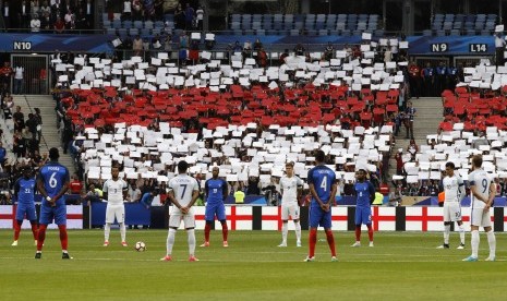 Mengheningkan cipta sejenak menghormati korban bom Manchester dan London dilakukan oleh penggawa timnas Prancis dan Inggris sebelum laga persahabatan di Stade de France, Paris, Rabu (14/6) dini hari WIB.