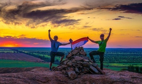 Mengibarkan bendera Indonesia sambil menikmati pemandangan di pedalaman Australia.