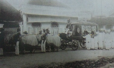 Mengiringi kereta jenazah keluarga Tionghoa.