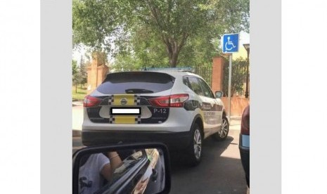 Mengunggah foto mobil polisi yang parkir sembarangan, seorang wanita di Spanyol malah kena denda