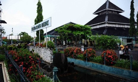 Mengunjungi Masjid Demak, Jawa Tengah.