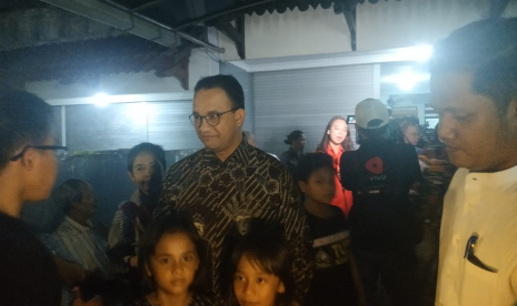 mengunjungi rumah duka almarhum Arswendo Atmowiloto di Kompleks Kompas, Petukangan, Jakarta Selatan, Jumat (19/7).