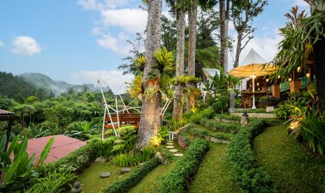 Mengusung konsep tradisional yang kental dengan dominasi interior coklat bernuansa kayu, ciptakan momen kebersamaan tak terlupakan saat menyantap hidangan khas Sunda di restoran Bumi Aki.